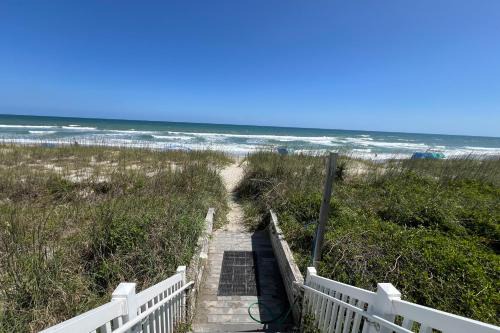 Pine Knoll Shores Apartamento | A Step from the Beach
