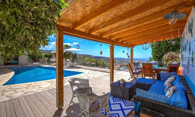 Peyia Town Villa | Una villa de una sola planta construida en piedra con capacidad para 6 personas en 3 habitaciones / increíbles vistas al mar.