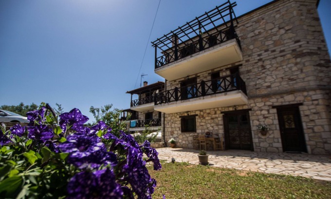 Nea Propontida Casa | una casa de piedra que impresiona por su belleza