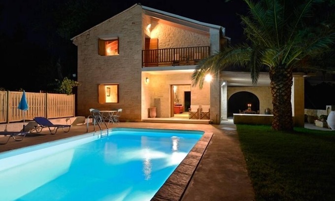 Kalyves Villa | Una villa de piedra con maravillosas vistas al mar, a solo 250 metros de la playa de arena