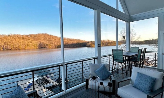 New London Casa | A Stones Throw ! Truly Lake Front at Badin Lake!