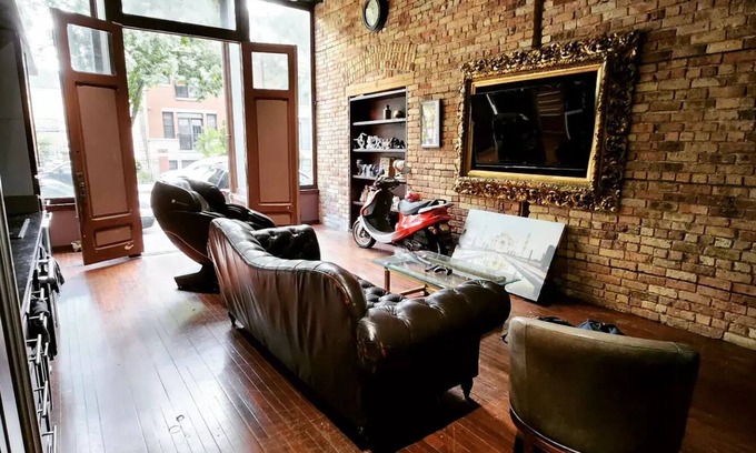 Pulaski Park Otro | A storefront converted into a lofty apartment near downtown chicago