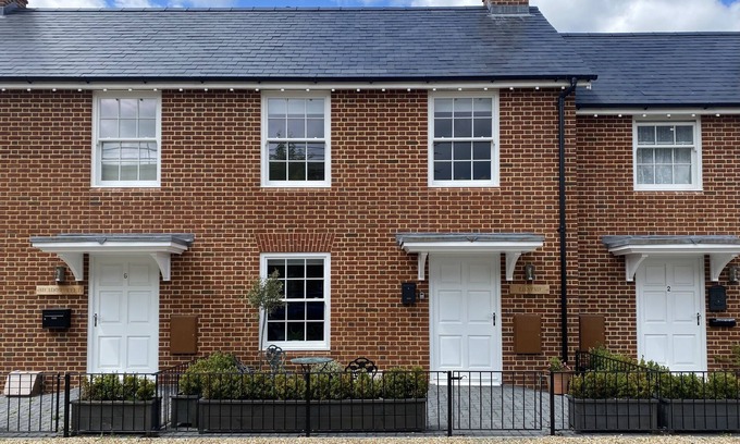New Forest District Cabaña | A stroll to Ringwood, near to New Forest & South Coast Beaches. Private Parking