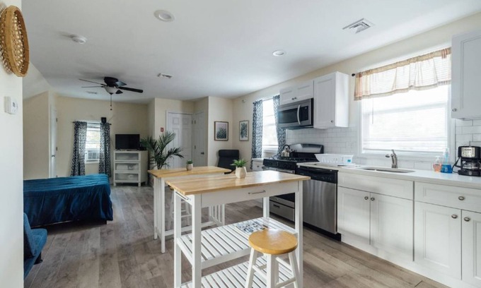 Ewing Apartamento | A+ Studio | Prof. Cleaned + Sanitized + Discounts