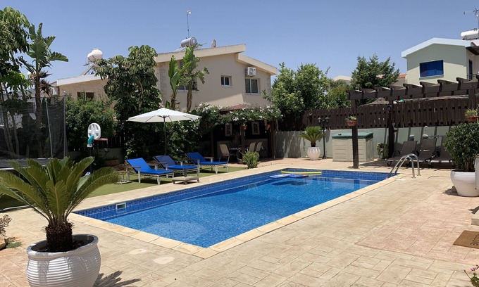 Ayia Thekla Villa | Una impresionante villa de playa con jardines tropicales.