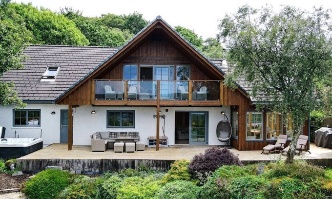 Craobh Haven Casa | A stunning contemporary villa with spectacular sea views, hot tub and BBQ Hut