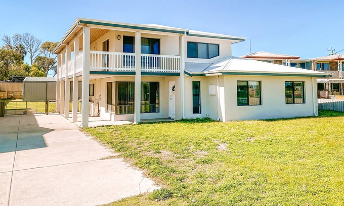 Lancelin Casa | A stunning, spacious and modern two-storey holiday home with ocean views.