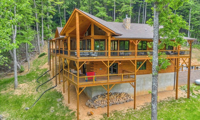 Buck Mountain Cabina | A Stylish Cabin Stocked with Games | Fun for All Ages | Mountain Dreams