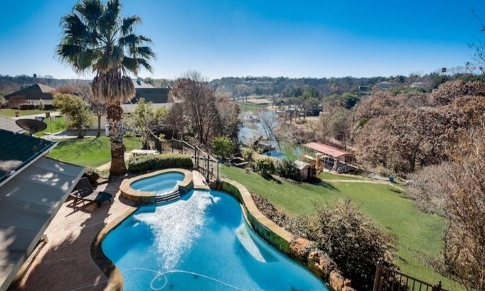 Fort Worth Casa | A summer boat dock & a pool