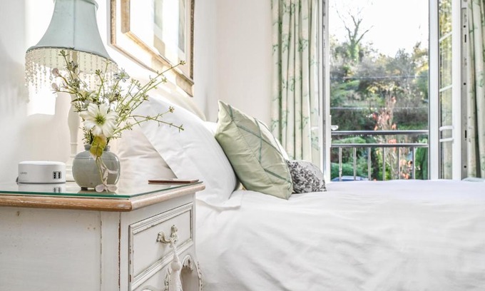 Milton Combe Casa | A Superb Bijou Retreat with Jacuzzi near an Excellent Village Pub