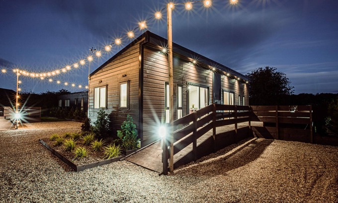 Barmston Cabaña | A superior lodge 2 that sleeps 6 guests in 2 bedrooms