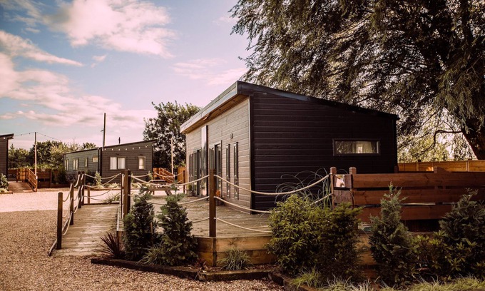 Barmston Cabaña | A superior lodge 3 that sleeps 8 guests in 3 bedrooms