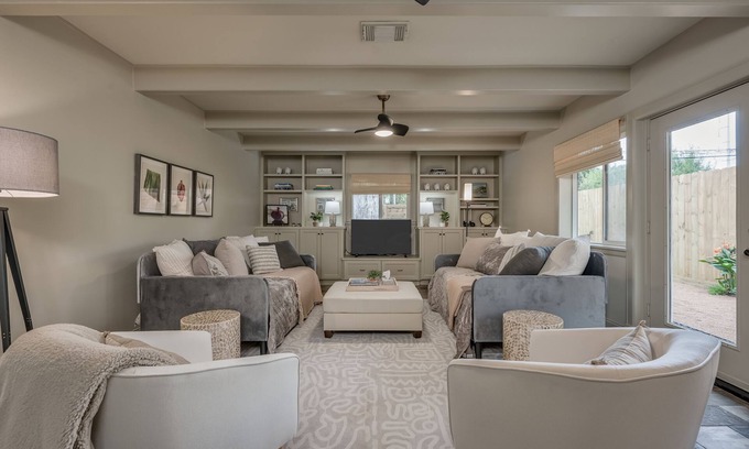 Garden Oaks Casa | A sweet cosy bungalow in the heart of Houston perfect for families & pets!
