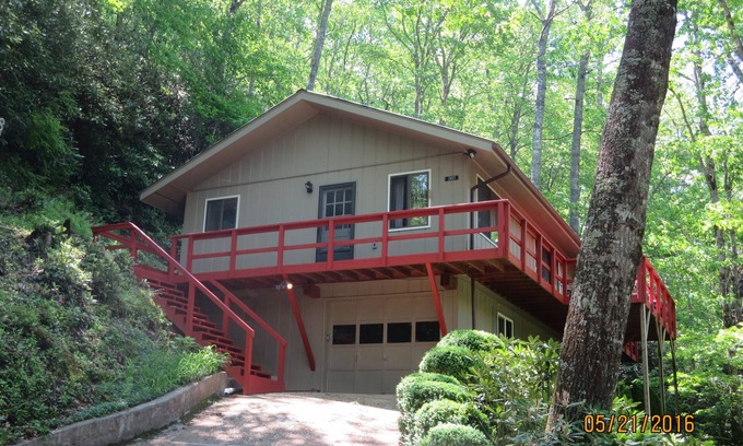 Burnsville Casa | Un lugar dulce para quedarse, golf, senderismo, agua, paseos a caballo, relajarse y recargar.