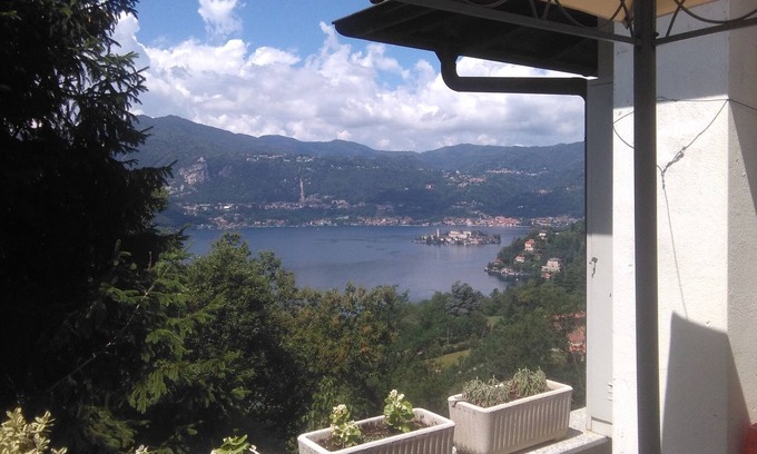 Ameno Apartamento | Una terraza en el lago de Orta