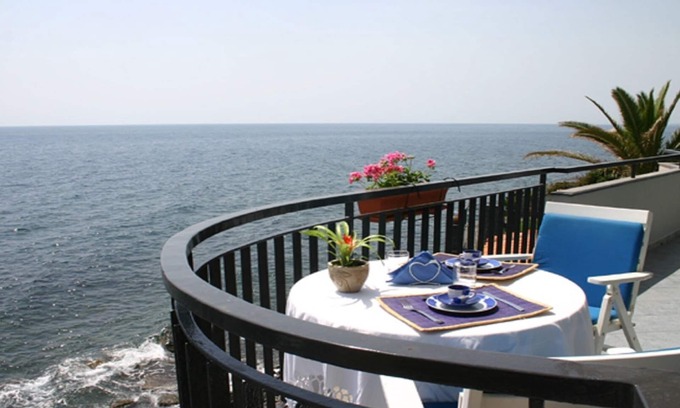 Torre Archirafi Apartamento | Una terraza sobre el mar