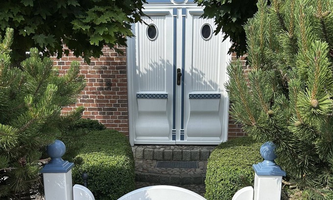 Risum-Lindholm Casa | Una casa adosada con techo de paja con espacio de estacionamiento para hasta 2 autos.