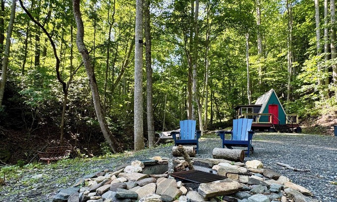 Bakersville Cabina | A Tiny A-Frame Glamping WiFi,Creek,Firepit,Grill Pet friendly