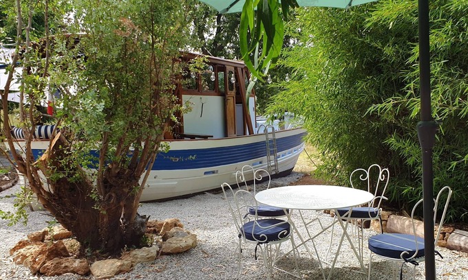 Figanieres Casa | A trawler in the vineyards
