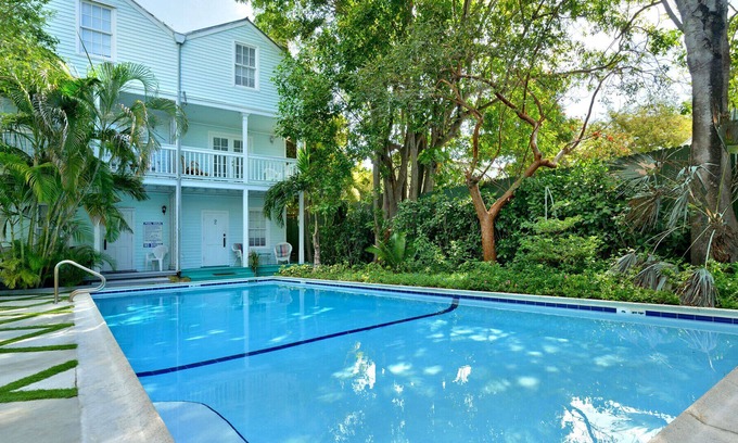 White Street Gallery District Casa | A Tropical Tradition (Gallup Arms)