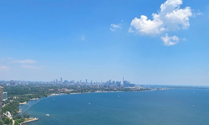 Humber Bay Condominio | A True Urban Oasis by the Water! A luxury stay at this Highrise condo.