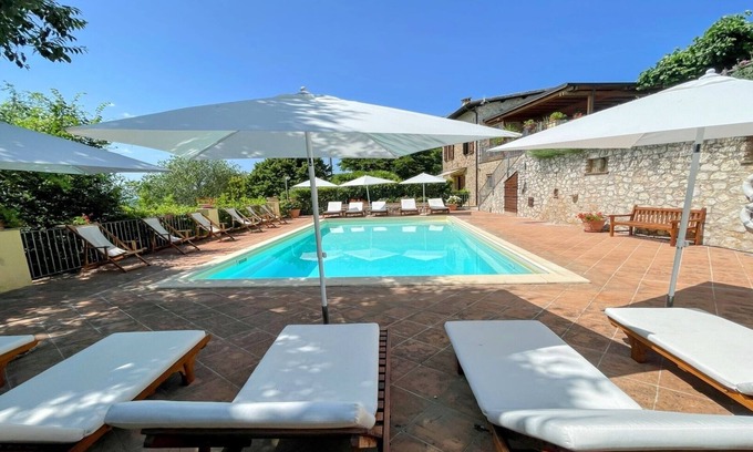 Spoleto Villa | Una casa independiente de dos pisos con un patio / terraza y un gran jardín