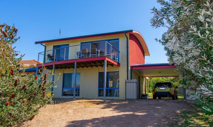 Lakes Entrance Casa | A two- story house with sweeping views of Bass Strait and the North Arm.