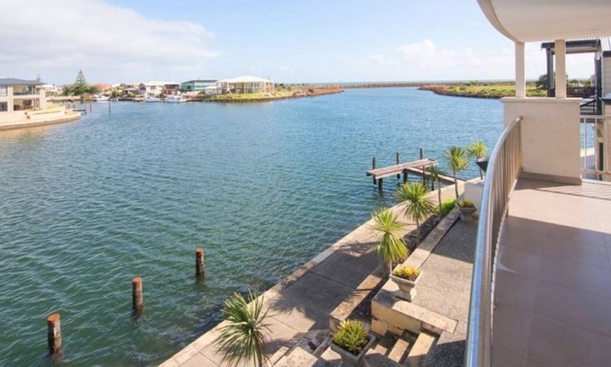 Geographe Casa | A two-story luxury home on the Port Geographe Canals