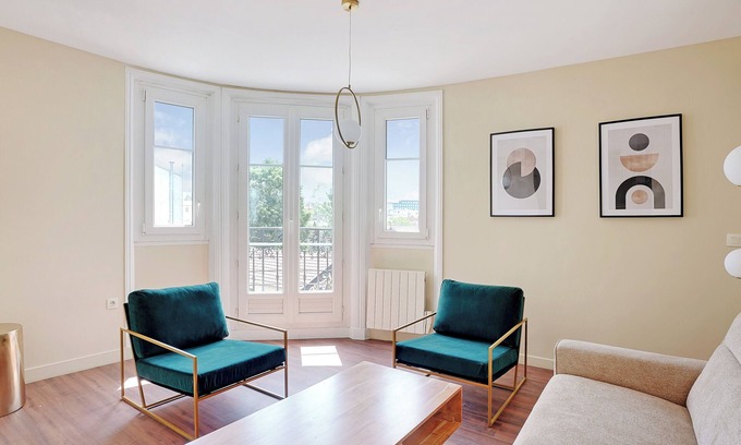 Les Puces de Saint-Ouen Apartamento | A Typical 1-BR in St-Ouen Parisian Flea Market