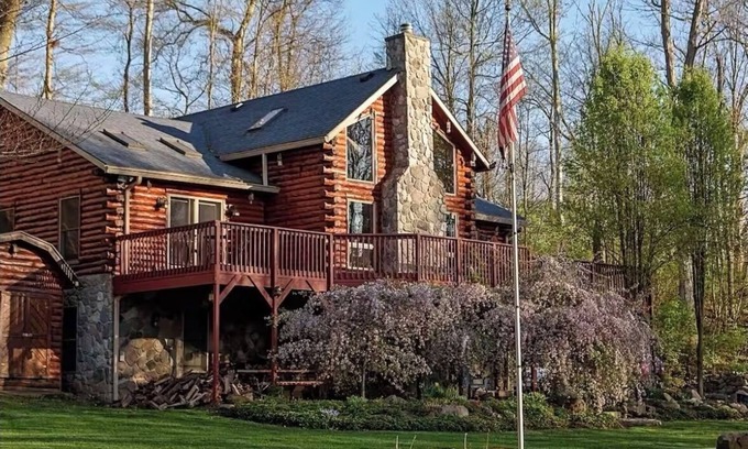 New Carlisle Cabina | A Unique Creekside Getaway for Families & Friends