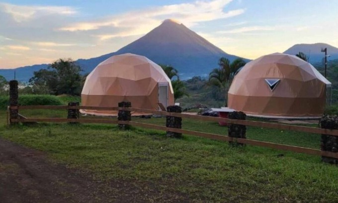 El Millón Cabina | A unique luxury glamping experience with beautiful Arenal volcano + lake view!