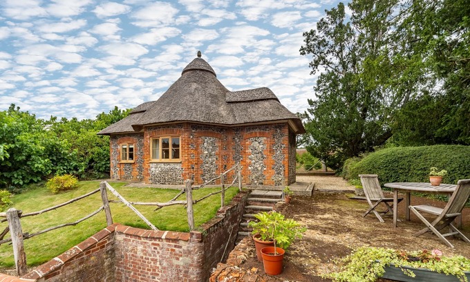 East Tuddenham Apartamento | A unique octagonal brick and flint thatched Victorian cottage nestling in a tranquil village locatio