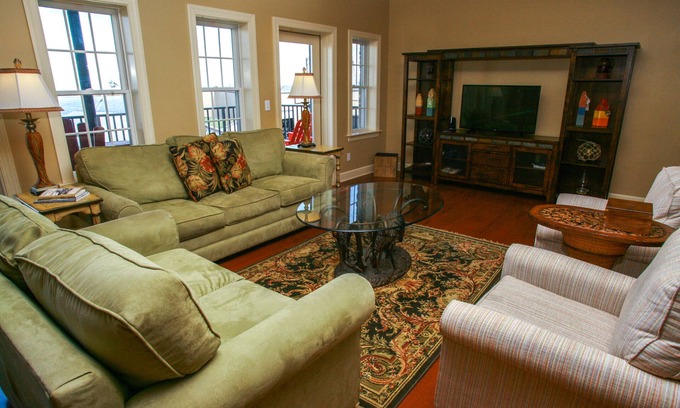 Historic Downtown Apalachicola Condominio | Una casa de vacaciones con una vista del río.