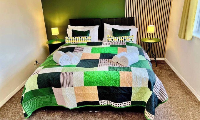 Derby Casa | A vibrant 3-bedroom house with ample parking