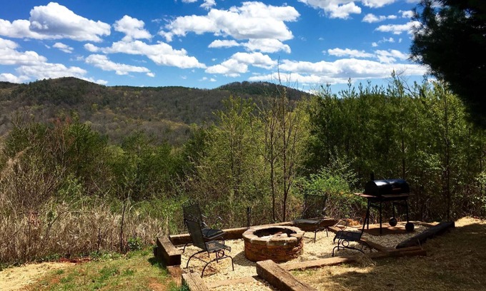 Sautee Nacoochee Cabina | A View From Above | Dog Friendly w/ Screened in Porch and Hot Tub, Near Helen GA