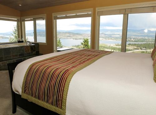 West Kelowna Estates Cama Y Desayuno | A View of the Lake B & B