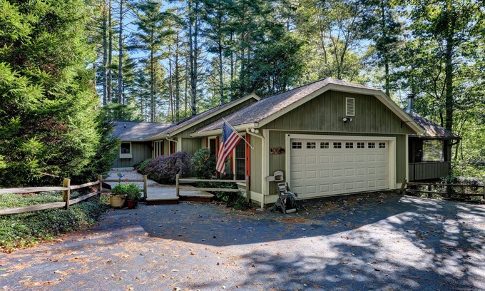 Mirror Lake Casa | A Walk in the Woods.