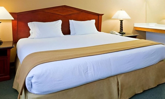 Eagan Casa | A Warm and Spacious Space with Free Coffee & Tea