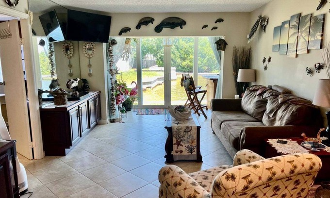 Boynton Beach Condominio | A water view from every room. This hidden gem is a must for the winter months.