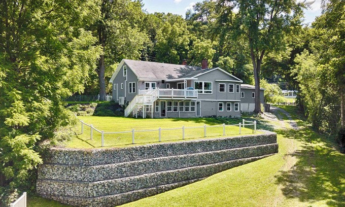 Valois Casa | A Wave From It All: Keuka Lake + Close to Wineries