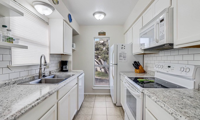 Sailhouse Condominio | A Wave From It All Rryc22 3 Bedroom Condo by RedAwning