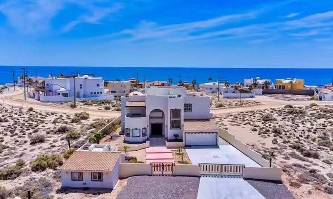 Jimenez Casa | A Wave FROM IT ALL Casita: