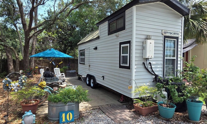 Gulf Breeze Cabaña | A whimsical Tiny House, shaded by Oaks and near sugar-sand Beaches and Bay!