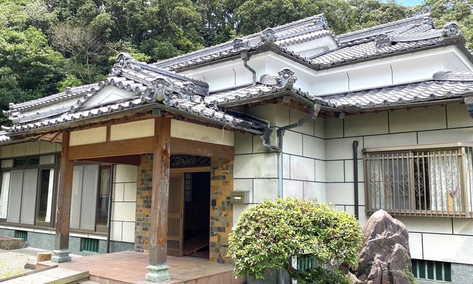 Kanoya Casa | A whole old minka house in a natural setting with an open-air bath