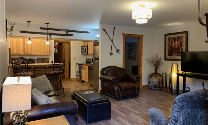 Taos Ski Valley Condominio | A Wilderness Perch in the Pines
