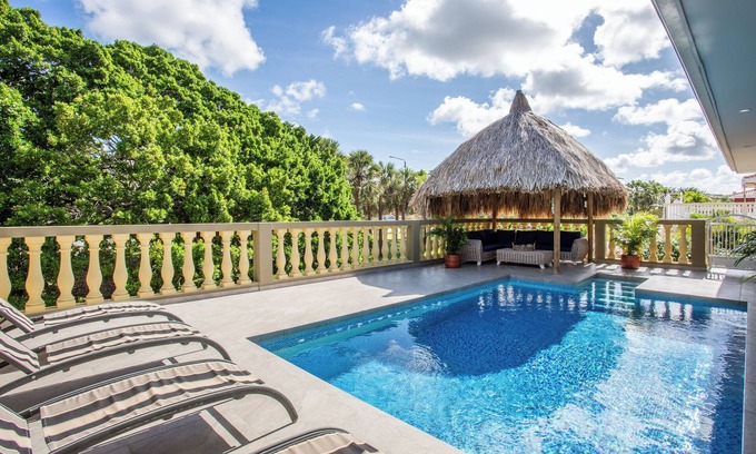 Willemstad Villa | Una maravillosa villa familiar céntrica con piscina privada y apartamento.