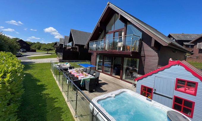 Winnard's Perch Casa | A wonderful family-friendly lodge with hot tub, set within Retallack Resort and Spa near Newquay in