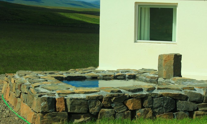 Varmahlid Casa | Una maravillosa casa pequeña y acogedora con una bañera de hidromasaje natural privada, fantásticas vistas