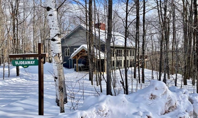 Bessemer Casa | A Wonderful Vacation Home Set in the Woods with Unique Envelope Architecture