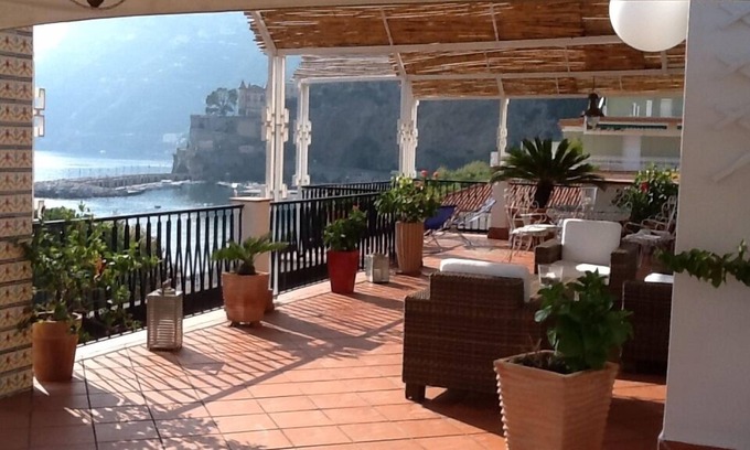 Maiori Apartamento | Un maravilloso apartamento frente al mar en el corazón de la costa de Amalfi